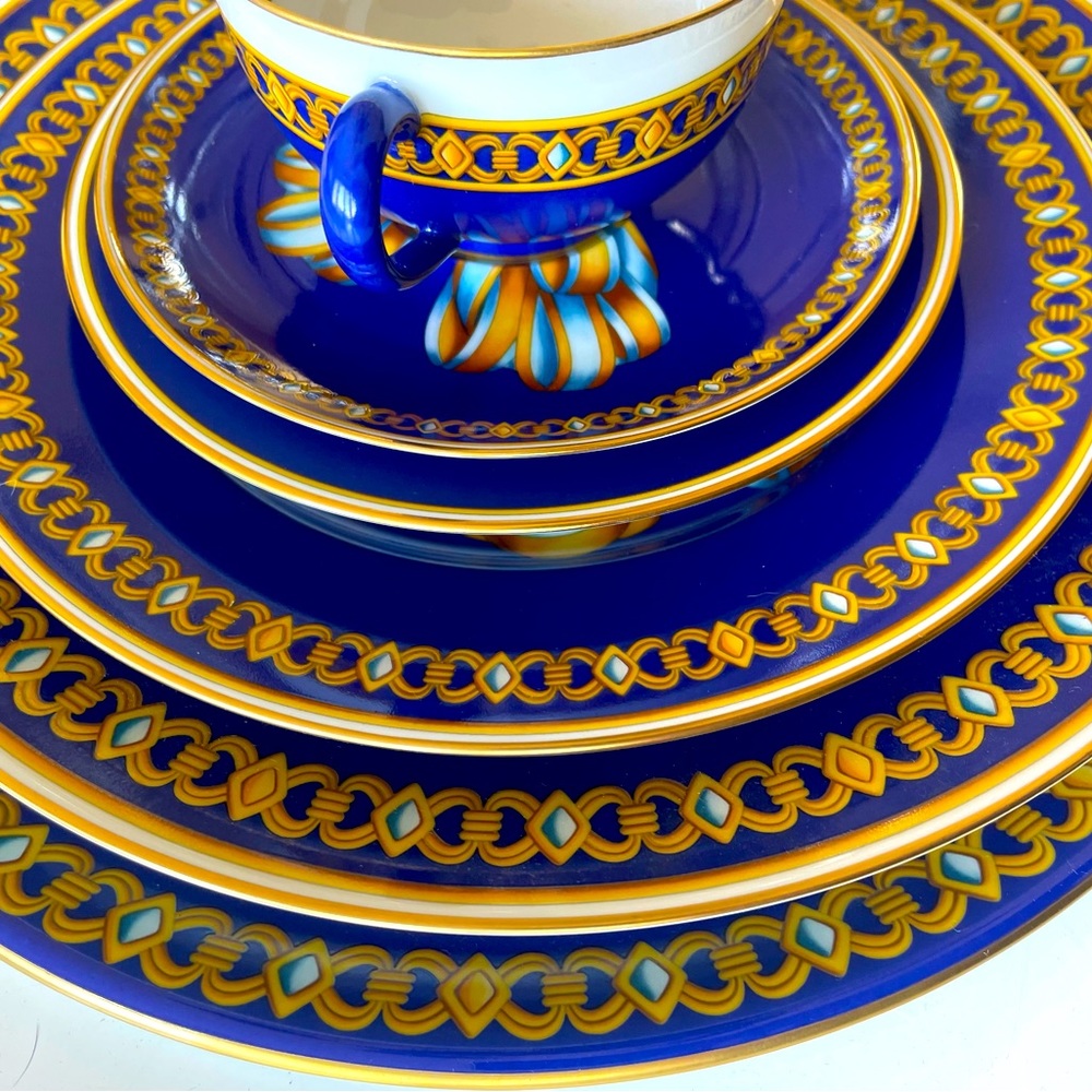 RARE VINTAGE HERMÈS COCARDE DE SOIE COMPLETE 6 PIECE PLACE SETTING